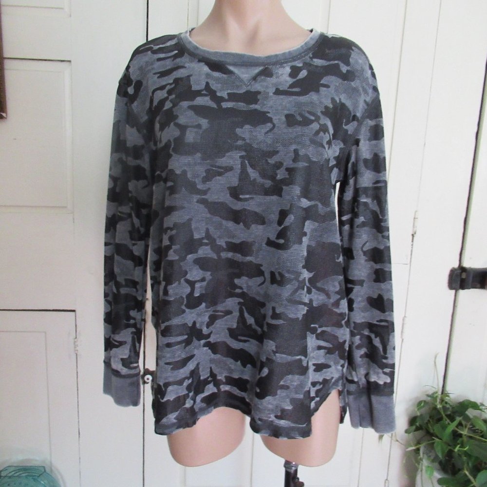 Jane and Delancey top tee long sleeves Medium gray black camo hi-lo